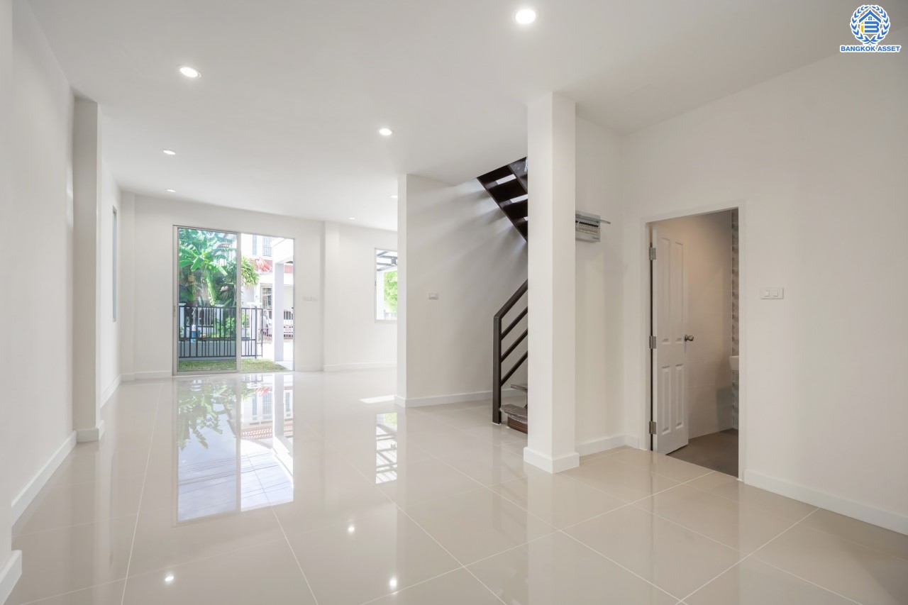 บ้านมือสองตกแต่งใหม่ ม.ปารวีร์ เพชรเกษม63 บ้านแฝดฟังก์ชันระดับบ้านเดี่ยว เนื้อที่ 36 ตร.ว. ฟังก์ชัน 3 ห้องนอน 2 ห้องน้ำ 1 ที่จอดรถ บนพื้นที่ใช้สอย 133 ตร.ม. ทำเลศักยภาพ เชื่อมต่อหลายเส้นทาง ใกล้เดอะมอลล์บางแค จุดขึ้นทางด่วน "พระราม2" และรถไฟฟ้าสายสีน้ำเงิน "สถานีหลักสอง"